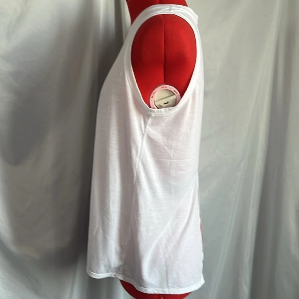 SM196 Old navy active tank top in white with mesh and open. Back detailing - Picture 6 of 8
